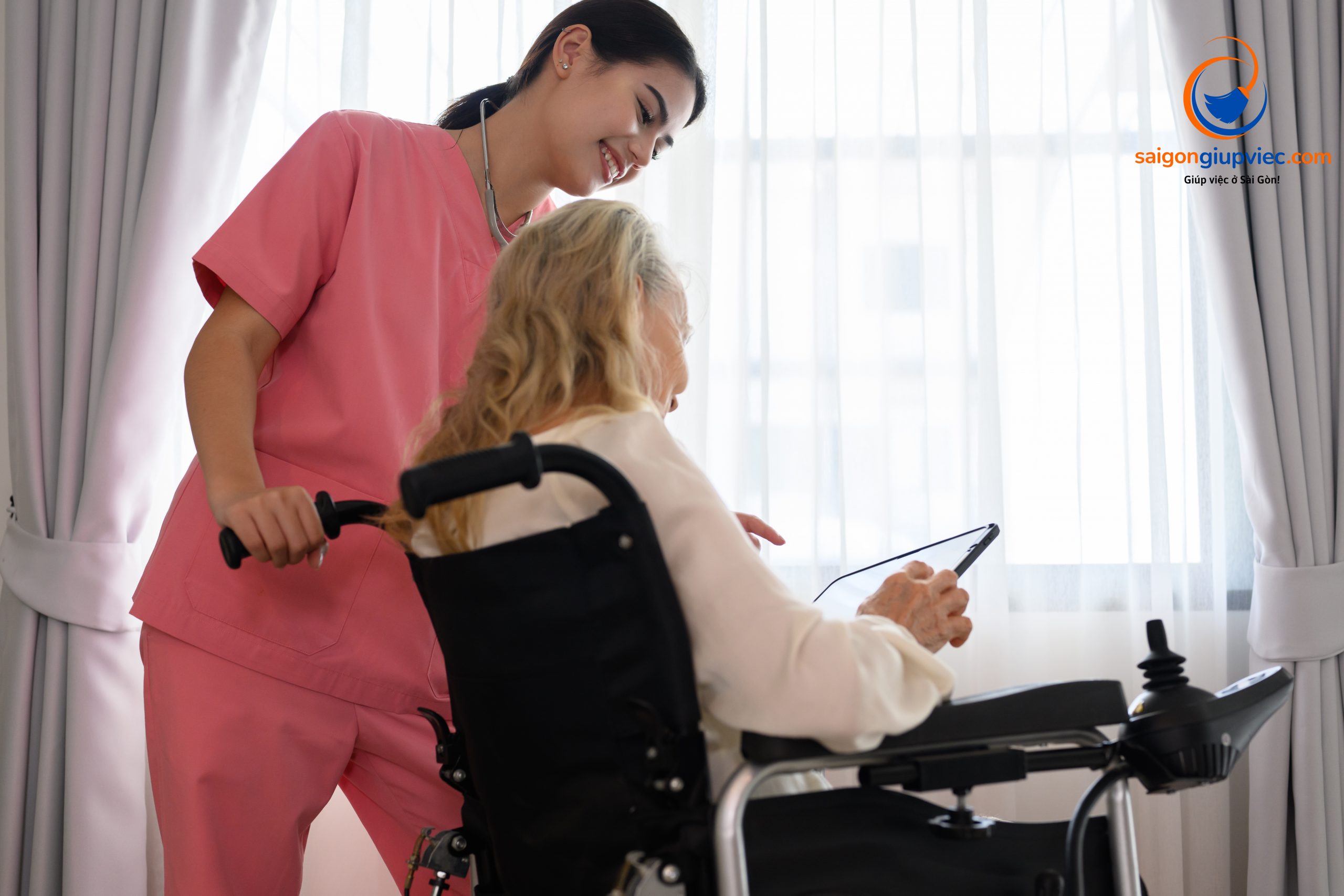 Giúp việc chăm sóc người già